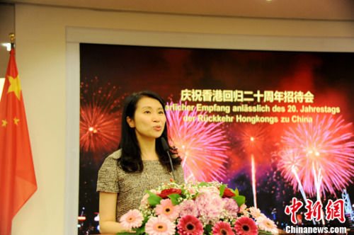 香港駐柏林經(jīng)貿(mào)辦主任何小萍致辭。<a target='_blank' >中新社</a>記者 彭大偉 攝