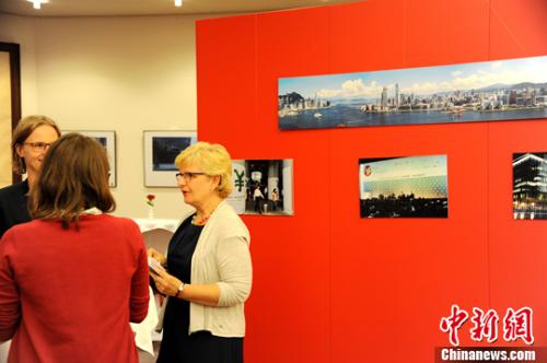 展出的系列圖片反映了中英香港政權(quán)交接儀式等重要?dú)v史瞬間，以及香港回歸以來(lái)的各項(xiàng)發(fā)展成就。<a target='_blank' >中新社</a>記者 彭大偉 攝