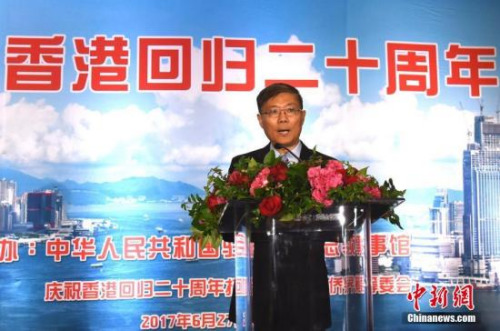 當(dāng)?shù)貢r(shí)間6月27日，中國(guó)駐洛杉磯總領(lǐng)館同美國(guó)南加州僑界在洛杉磯聯(lián)合舉辦招待會(huì)，熱烈慶祝香港回歸祖國(guó)20周年。圖為中國(guó)駐洛杉磯總領(lǐng)事劉健在招待會(huì)上講話。<a target='_blank' >中新社</a>記者 張朔 攝
