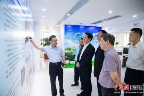圖為國僑辦副主任譚天星(右四)、<a target='_blank' >中新社</a>社長章新新(右三)蒞臨<a target='_blank'  >中新網(wǎng)</a>(福建)調(diào)研指導工作。李南軒 攝