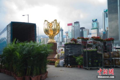6月27日，香港金紫荊廣場(chǎng)開始布置鮮花，香港慶祝回歸祖國20周年氣氛漸濃。 <a target='_blank' >中新社</a>記者 盛佳鵬 攝
