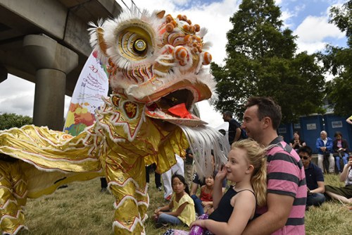 當(dāng)?shù)貢r間6月25日，“倫敦香港龍舟同樂日”龍舟比賽在泰晤士河北岸的倫敦皇家阿爾伯特碼頭舉行，同時舉辦的舞獅、現(xiàn)場樂隊、東方美食展、防身術(shù)展示等一系列活動，吸引了數(shù)千英國當(dāng)?shù)孛癖姾腿A人華僑前來觀看。（攝影 王志永）
