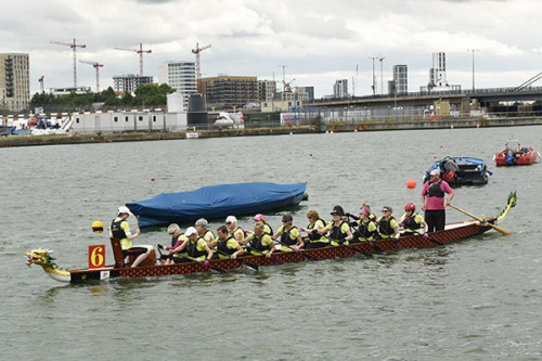 當(dāng)?shù)貢r間6月25日，“倫敦香港龍舟同樂日”龍舟比賽在泰晤士河北岸的倫敦皇家阿爾伯特碼頭舉行，同時舉辦的舞獅、現(xiàn)場樂隊、東方美食展、防身術(shù)展示等一系列活動，吸引了數(shù)千英國當(dāng)?shù)孛癖姾腿A人華僑前來觀看。（攝影 王志永）