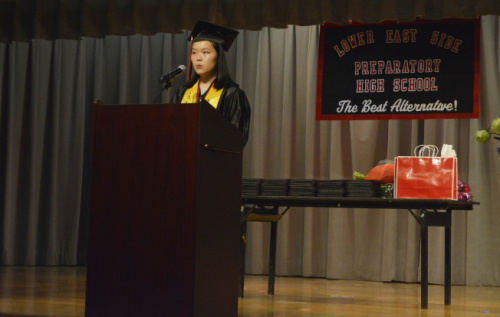 林雅玲克服語言障礙，發(fā)憤圖強(qiáng)以第二名畢業(yè)。(美國《世界日?qǐng)?bào)》/俞姝含 攝)