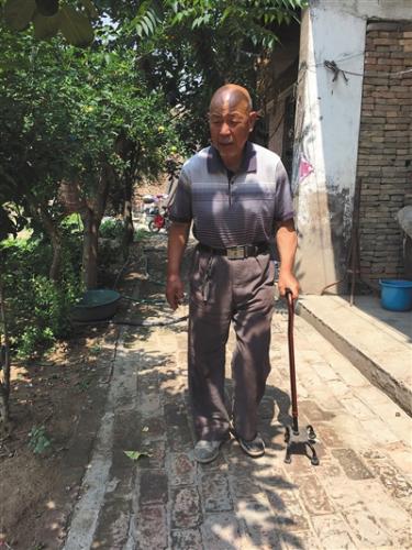 楊風(fēng)申身體不好，他不愛出門，每天在自家院子里拄著拐杖走幾圈。 A12-A13版圖片（除署名外）/新京報記者 宋超 攝