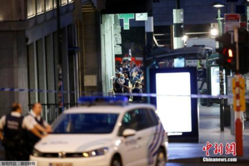 比利時(shí)警方通報(bào)情況時(shí)披露，2017年6月20日晚8點(diǎn)38分，一名身著自殺式爆炸腰帶的男子在引爆之后，被執(zhí)勤士兵當(dāng)場(chǎng)開(kāi)槍擊中。比利時(shí)警方稍后指出，該起事件應(yīng)被視作“恐襲”。