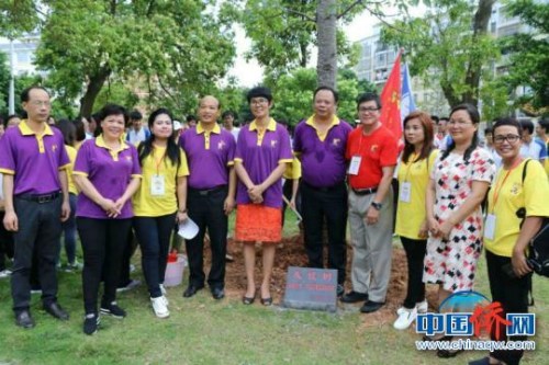 圖為與會嘉賓在友誼樹前合影 林浩 攝 圖為與會嘉賓在友誼樹前合影 林浩 攝