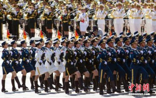 資料圖：抗戰(zhàn)勝利日閱兵式上，三軍儀仗隊(duì)女兵在接受檢閱。<a target='_blank' >中新社</a>記者 張浩 攝