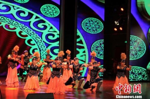 圖為哈薩克族演員演繹民族歌舞?！⌒煅?攝