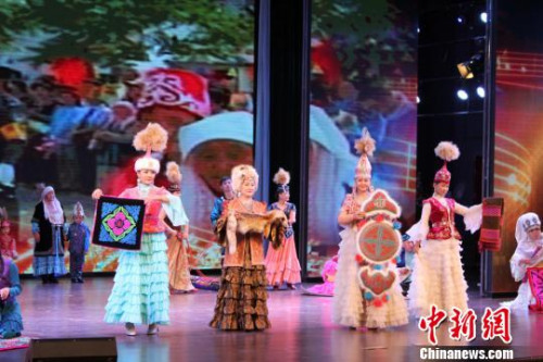 圖為哈薩克族的演員展示傳統(tǒng)手工刺繡?！⌒煅?攝