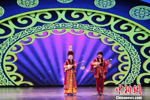 圖為哈薩克族演員演繹民族歌曲?！⌒煅?攝