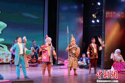 圖為哈薩克族的演員展示傳統(tǒng)服飾?！⌒煅?攝