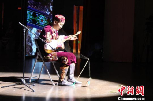 圖為哈薩克族木偶戲?！⌒煅?攝