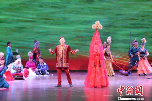 圖為哈薩克族的演員展示傳統(tǒng)服飾?！⌒煅?攝