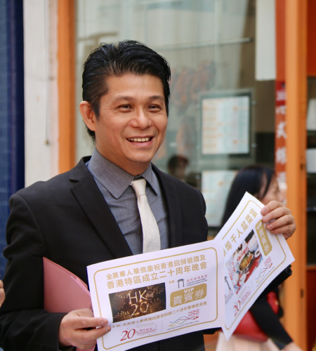 胡沛成在籌備倫敦華社香港回歸20周年慶典。（圖片來源：歐洲時報記者侯清源攝）