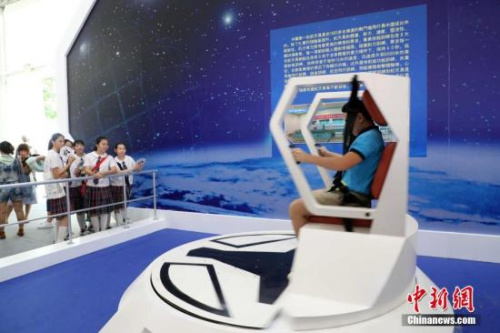 6月29日，香港學(xué)生在體驗航天員的訓(xùn)練方式。為慶祝香港回歸祖國20周年，香港各界慶典委員會在維園舉辦“創(chuàng)科驅(qū)動 成就夢想”科技展。展出約168項展品。<a target='_blank' >中新社</a>記者 洪少葵 攝