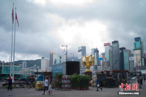 6月27日，香港金紫荊廣場開始布置鮮花，香港慶?；貧w祖國20周年氣氛漸濃。 <a target='_blank' >中新社</a>記者 盛佳鵬 攝