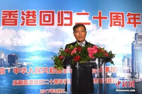 當?shù)貢r間6月27日，中國駐洛杉磯總領館同美國南加州僑界在洛杉磯聯(lián)合舉辦招待會，熱烈慶祝香港回歸祖國20周年。圖為中國駐洛杉磯總領事劉健在招待會上講話。<a target='_blank' >中新社</a>記者 張朔 攝