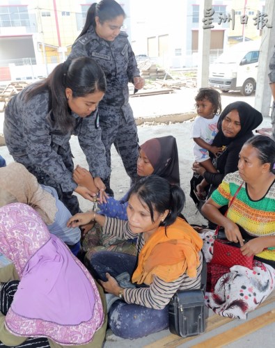 女外勞接受調(diào)查，以確定身份是否合法。(馬來西亞《星洲日報》)