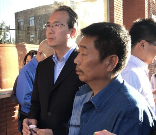 洪磊(左)日前參加了芝加哥福建同鄉(xiāng)會舉行的“祈禱章瑩穎平安返家燭光會”，圖右為章瑩穎父親章榮高。(美國《世界日報》/黃惠玲 攝)