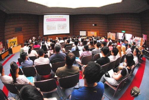 認(rèn)真聆聽。（日本《中文導(dǎo)報(bào)》）