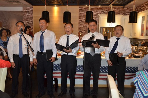 華人僑胞們演唱：游擊隊之歌。(美國《美中報導(dǎo)》/江維 英山 攝)