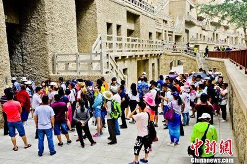 資料圖：敦煌莫高窟窟區(qū)“游人如潮”。王斌銀 攝