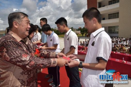 高居明先生(左一)為海瑤中學學生頒發(fā)獎學金?！￡惾式?攝