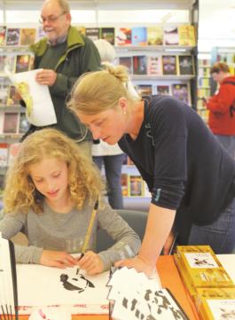 體驗(yàn)國(guó)畫(huà)與書(shū)法。