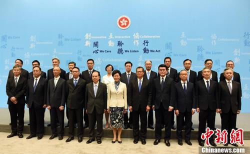 6月21日下午，林鄭月娥(中)率領(lǐng)新一屆政府21位主要官員在政府總部舉行記者會(huì)。<a target='_blank' >中新社</a>記者 譚達(dá)明 攝