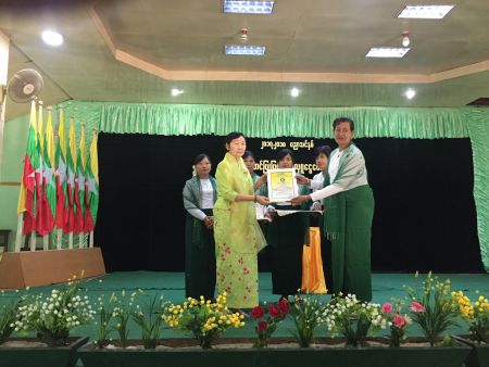  校方向周天鳳女士頒發(fā)榮譽證書