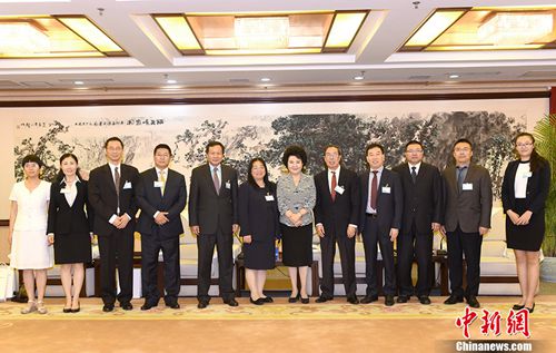7月5日，中國國務(wù)院僑辦主任裘援平在北京會(huì)見旅美中國科學(xué)家工程師專業(yè)人士協(xié)會(huì)回國考察團(tuán)一行。 <a target='_blank' >中新社</a>記者 張勤 攝