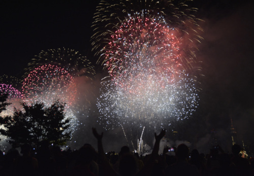 梅西國慶節(jié)煙花點亮東河，上萬民眾歡呼雀躍。（美國《世界日報》/俞姝含 攝）