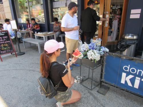 每個(gè)人拿到冰淇淋的第一件事就是拍照打卡上傳社群網(wǎng)站。（美國(guó)《世界日?qǐng)?bào)》/顏嘉瑩 攝）