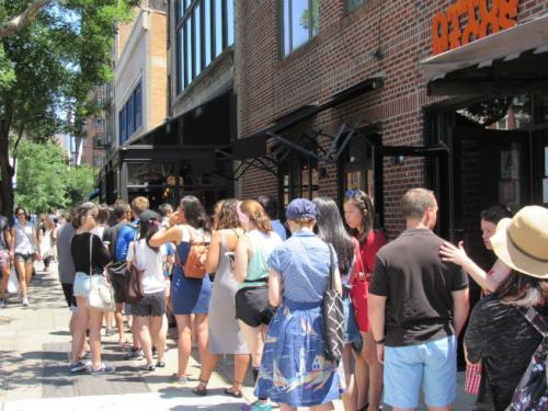 長(zhǎng)長(zhǎng)的排隊(duì)人龍一直延伸到下一個(gè)街口。（美國(guó)《世界日?qǐng)?bào)》/顏嘉瑩 攝）