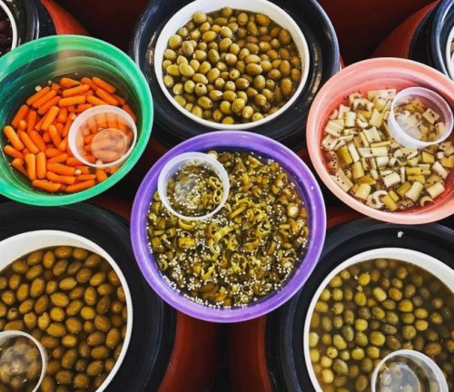 各種腌制食品，包括紅蘿卜、橄欖、辣椒等。(美國《世界日?qǐng)?bào)》/顏嘉瑩 攝)