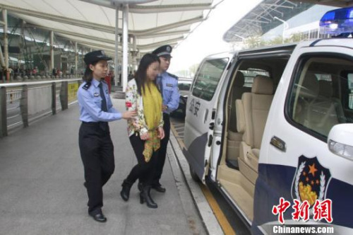 警方抓獲外逃經(jīng)濟(jì)犯罪嫌疑人。警方供圖