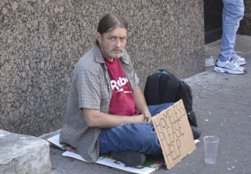 華埠游民眾多，給商家?guī)砝_。(美國《世界日報》／俞姝含 攝)