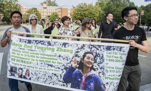 當(dāng)?shù)貢r間6月29日，美國伊利諾伊州，章瑩穎家人和朋友在為章瑩穎舉辦的祈禱集會上。 圖片來源：美聯(lián)社