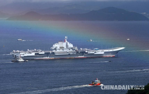 海軍遼寧艦航母編隊結(jié)束跨區(qū)機動訓練任務(wù)抵達香港。（中國日報記者 鄧永安 攝）圖片來源：中國日報網(wǎng)
