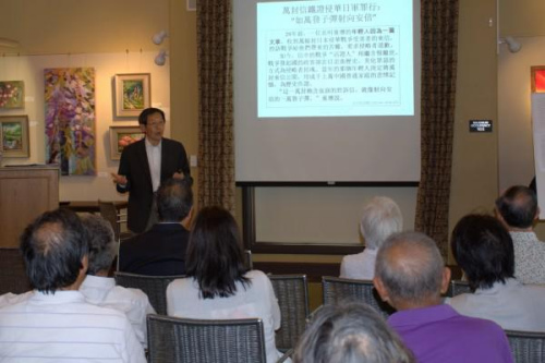 柴大定：80歲，博士，曾擔(dān)任美國(guó)新澤西州含德市市長(zhǎng) 圖中柴大定正在美國(guó)圣地亞哥史維會(huì)演講“10000個(gè)正義的呼聲——童增書(shū)簡(jiǎn)”