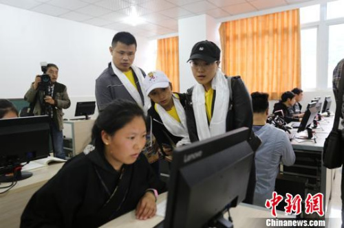 海外華僑華人子女參觀四川省藏文學(xué)校?！●R強(qiáng) 攝