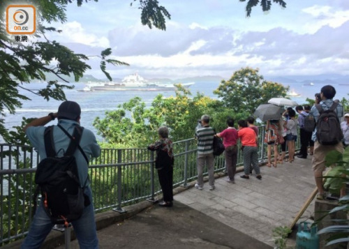 香港市民海邊守候觀看遼寧艦編隊