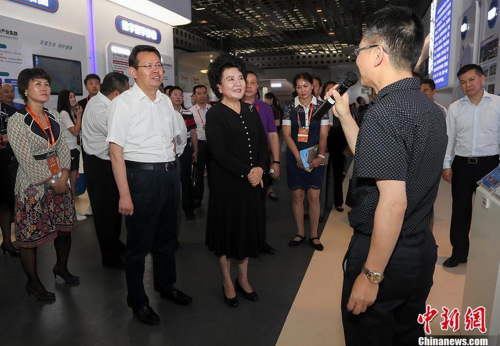 資料圖：7月7日，中國國務(wù)院僑務(wù)辦公室主任裘援平為武漢東湖新技術(shù)開發(fā)區(qū)頒發(fā)“為僑公共服務(wù)體系示范區(qū)”的牌匾并參觀高新科技展示中心。圖為國務(wù)院僑辦主任裘援平一行來到武漢東湖新技術(shù)開發(fā)區(qū)進(jìn)行參觀考察。 （圖片來源：<a target='_blank' >中新社</a>記者 張暢 攝）