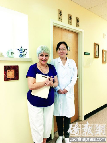 年輕的夏延明醫(yī)生與同是針灸師的診所老板。（美國《僑報(bào)》/毛萇子 攝）