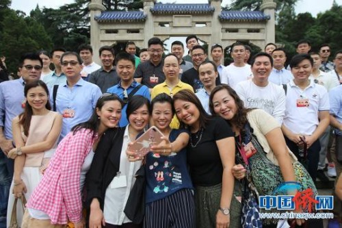 世界華裔杰出青年在博愛坊下合影留念?！?a target='_blank' >中新社</a>記者 泱波 攝
