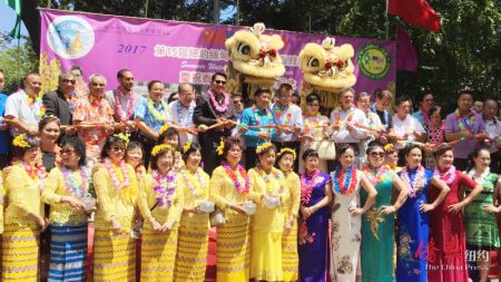 紐約緬甸華僑聯(lián)誼會(huì)主席蘇煥光(中間藍(lán)衣)和嘉賓為潑水節(jié)剪彩。（紐約《僑報(bào)》）