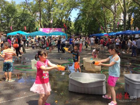 小朋友玩水嬉戲。（紐約《僑報(bào)》/林菁 攝）