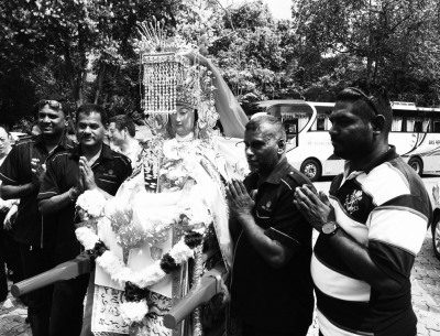 印度籍司機(jī)也來拜媽祖。