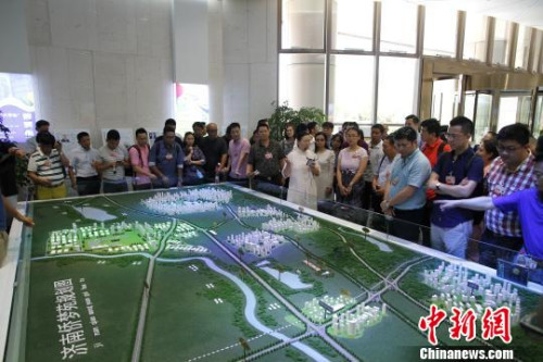 來訪的80名華裔杰出青年考察已聚集千余家僑資企業(yè)的濟南僑夢苑。　沙見龍 攝